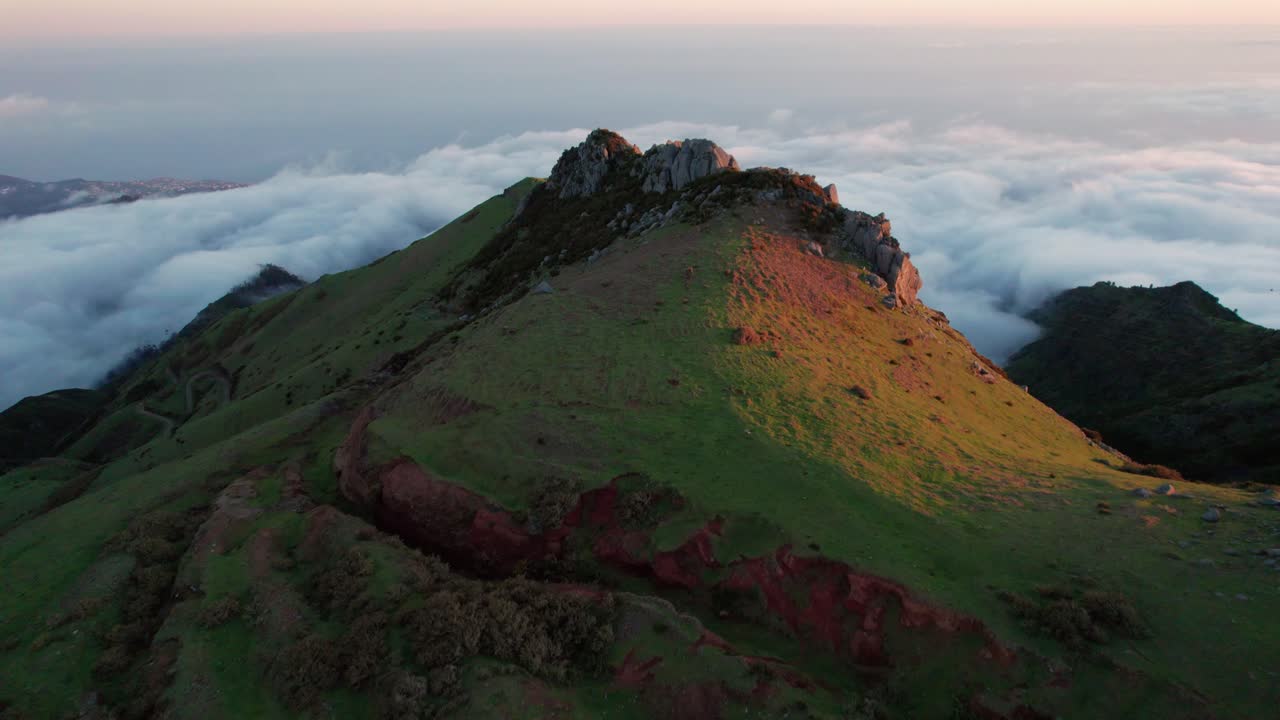 avión no tripulado cielo despejado, montañas, por encima de las nubes, madeira, portugal