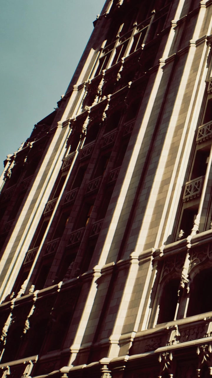 Vista di un edificio storico con architettura dettagliata in un contesto urbano