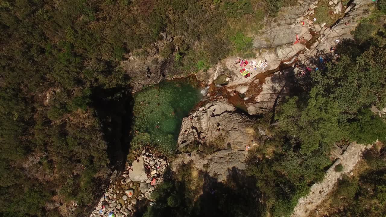vista superior del paisaje natural, lagunas cristalinas puras, sendero de montaña