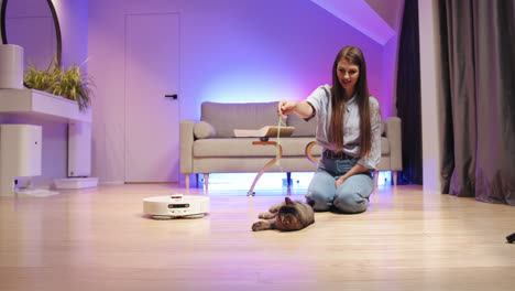 mujer jugando con su gato en una sala de estar moderna