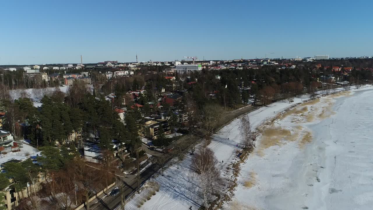 imágenes de drones de la hermosa naturaleza finlandesa durante el invierno