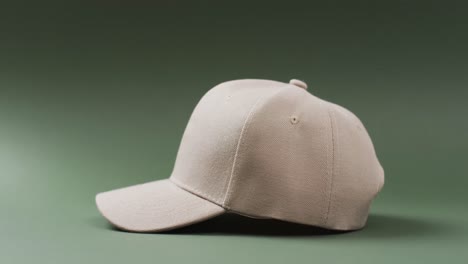 video de gorra de béisbol beige y espacio de copia en fondo verde