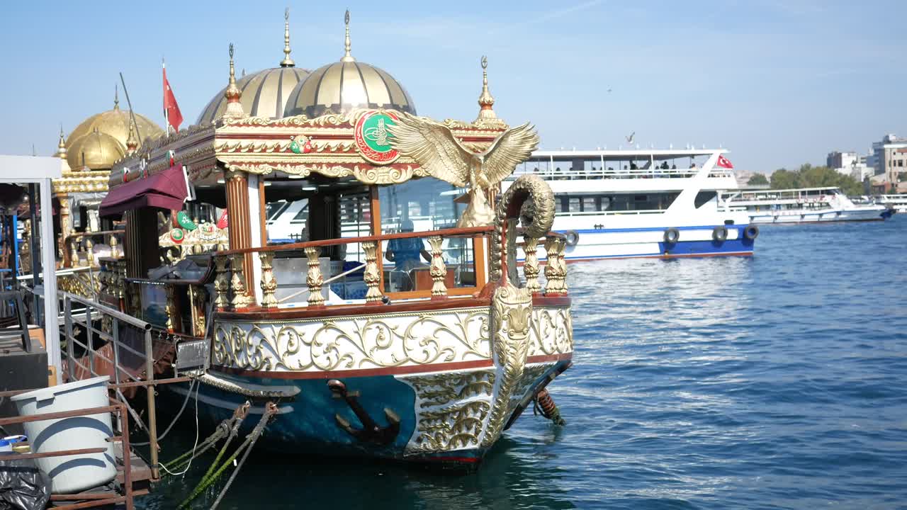 보스포루스 해변에 있는 장식적인 터키의 떠다니는 레스토랑