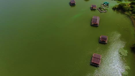 pequeños bungalows de pesca en un lago
