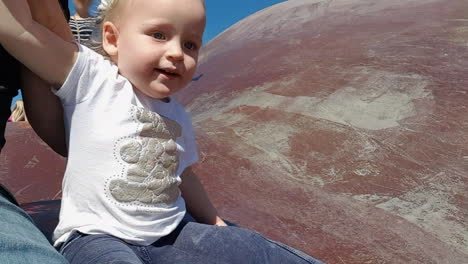 niña pequeña divirtiéndose con papá al aire libre