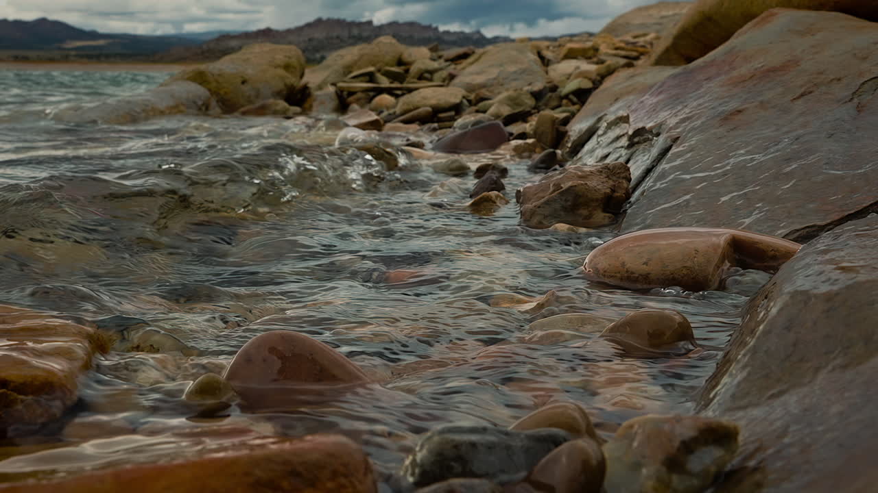 primer plano, vista del mar con ondas suaves sobre las rocas
