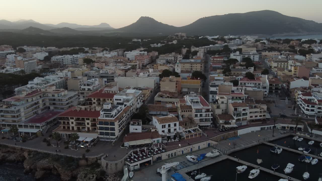 Sorvolo orbitale sul villaggio di Cala Rajada al crepuscolo, Maiorca, Spagna
