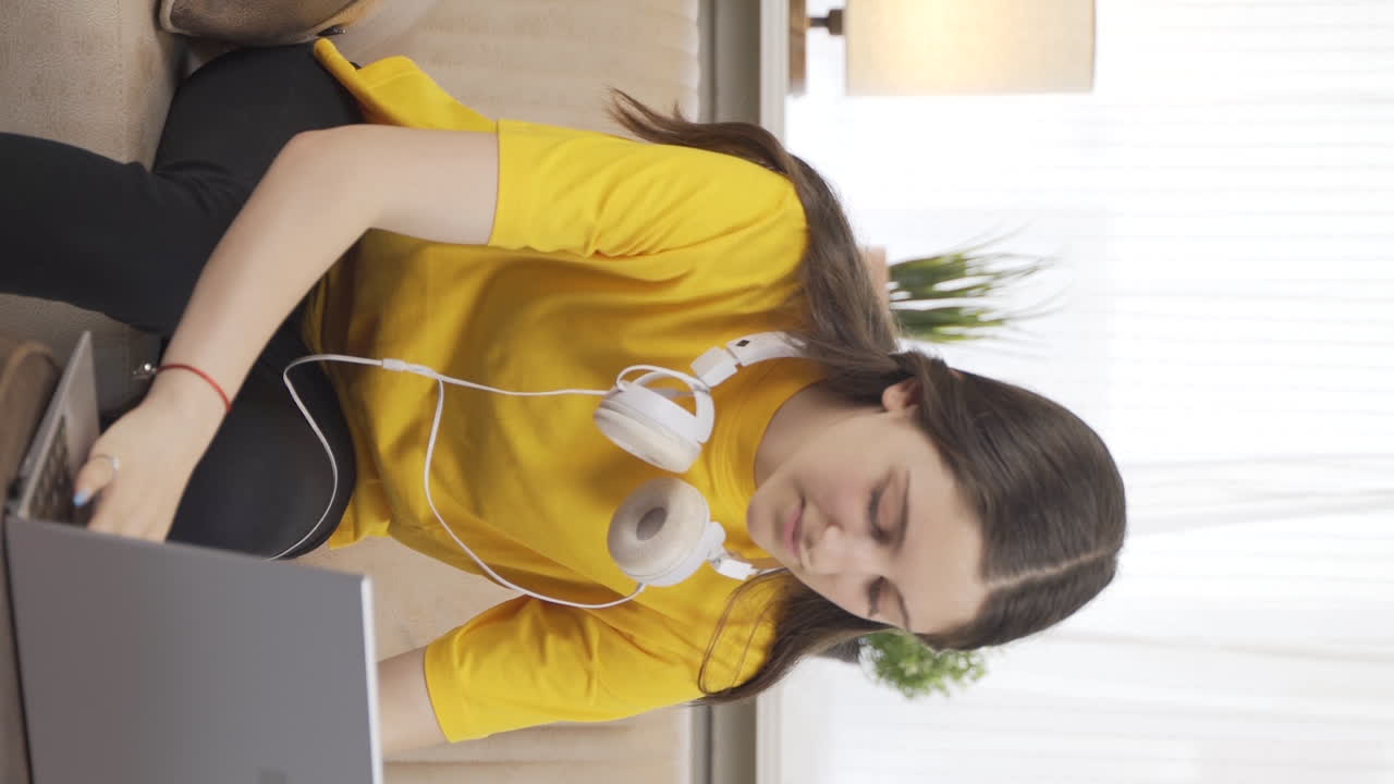 허리 통증을  ⁇ 고 있는 여학생의 수직 비디오.