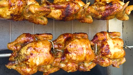 pollos asados en una rosera