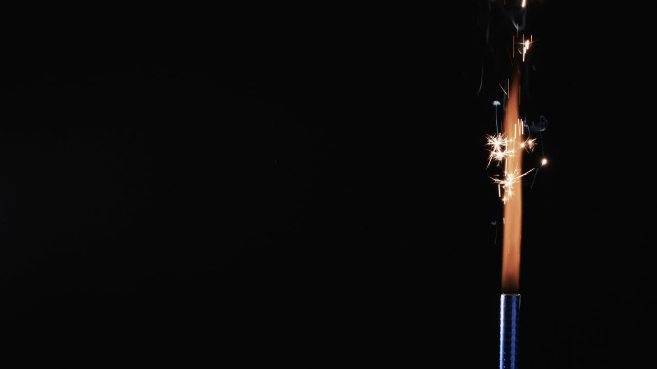 노란색 불꽃과 불꽃과 검은색 배경에 복사 공간을 가진  ⁇ 불의 비디오