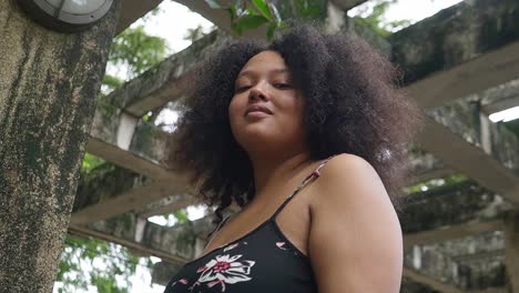 Video-De-Retrato-Sonriente-De-Mujer-Segura-De-Sí-Misma-Y-Rizada-Joven