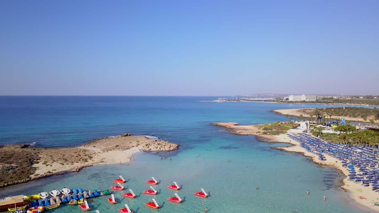 toma aérea de una hermosa playa de arena con una pequeña isla
