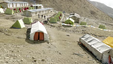 el campamento de tiendas de campaña de darmasala en el paso de larke, a 4500 m de altitud. camino de circuito de manaslu.