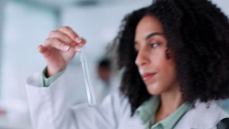 científico de laboratorio, tubo de ensayo y mujer haciendo química