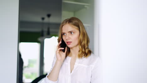 Beautiful-girl-talking-on-smartphone.-Serious-woman-discussing