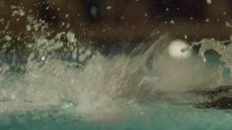 nadar en una piscina por la noche