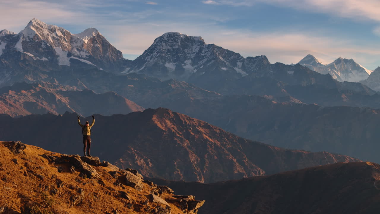 turista disfrutando de la región montañosa del everest de nepal en el paisaje de pikeypeak disparado por drone 4k