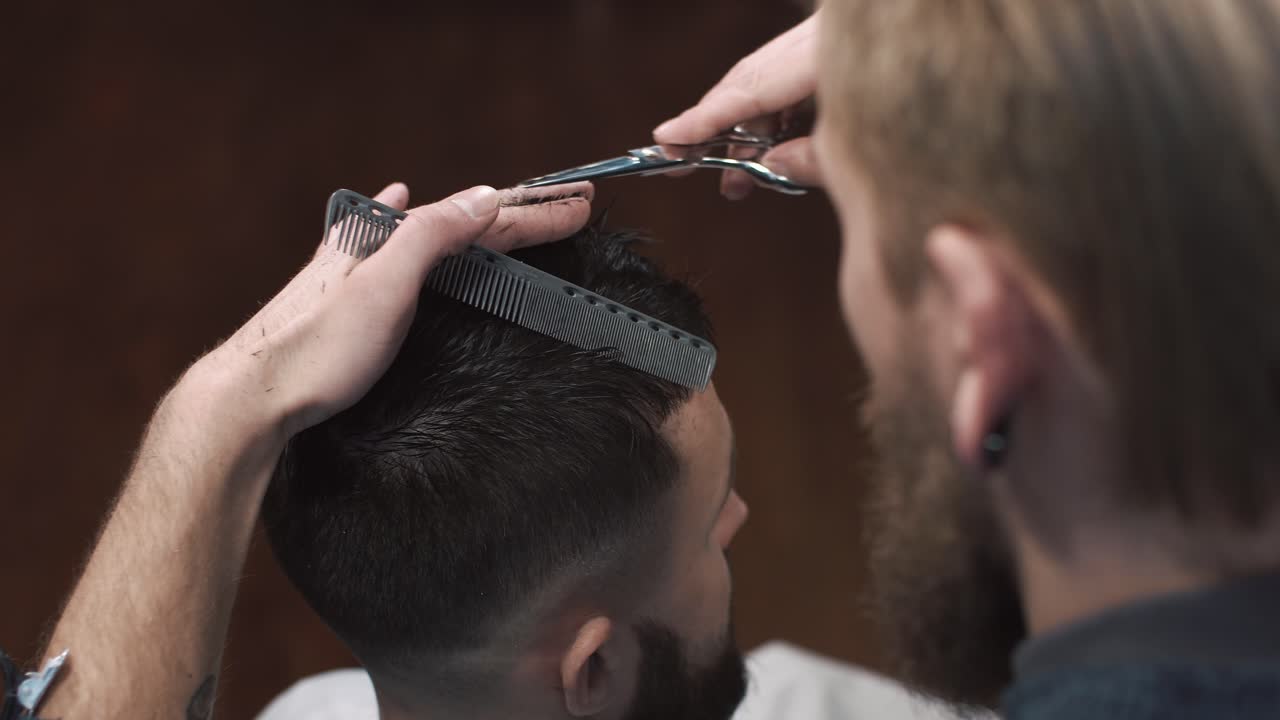 Barber klipper en kundes hår i en barbershop