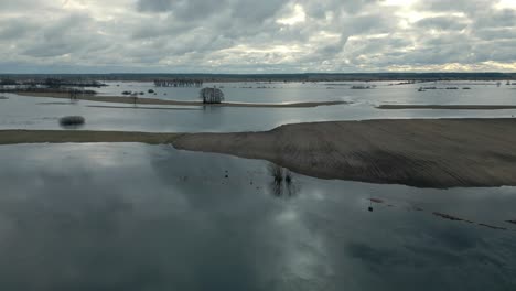 cielo nublado sobre campos inundados en polonia