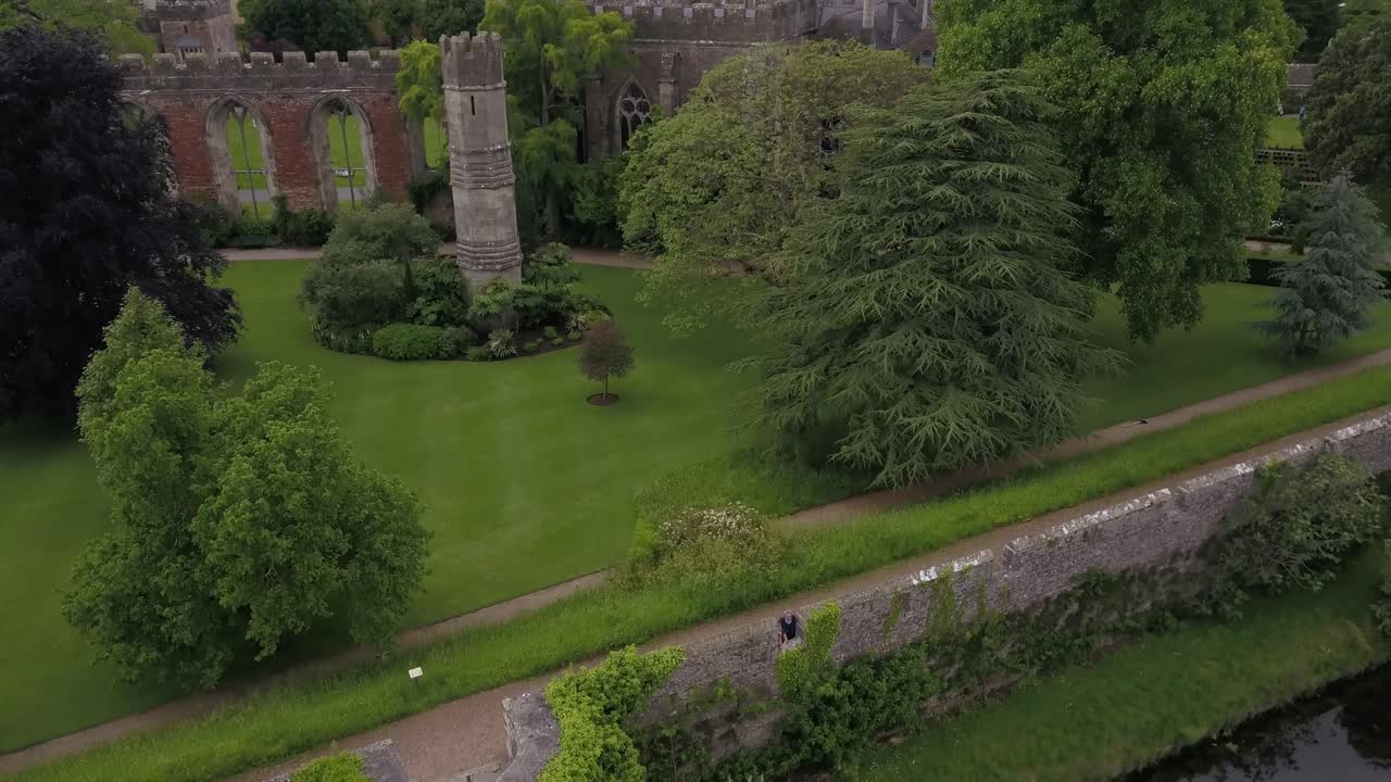 vuelo para ver el palacio de los obispos y la catedral de pozos en somerset
