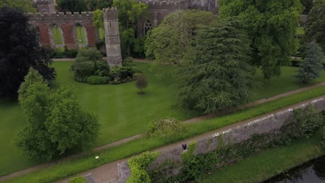 Flug-Nach-Oben,-Um-Den-Bischofspalast-Und-Die-Wells-Kathedrale-In-Somerset-Zu-Besichtigen