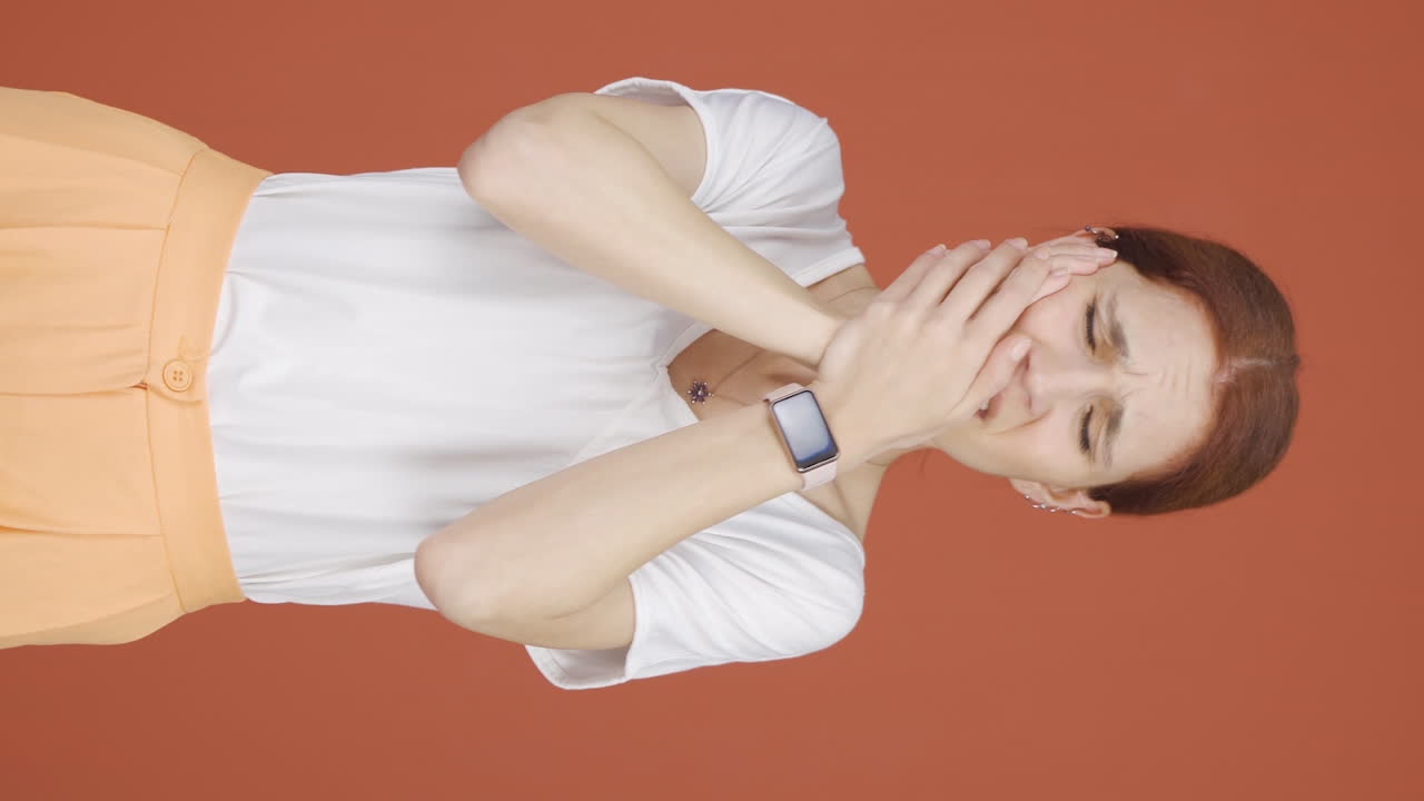 치통을  ⁇ 고 있는 여성의 수직 비디오.