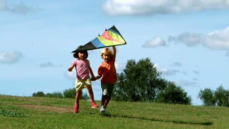 niño y niña corriendo con una cometa