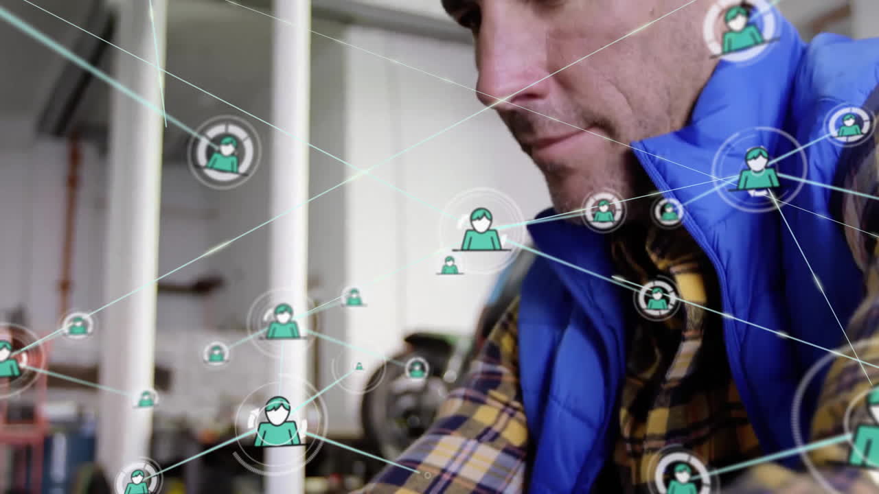 animación de la red de conexiones con iconos sobre mecánico caucásico usando teléfono inteligente