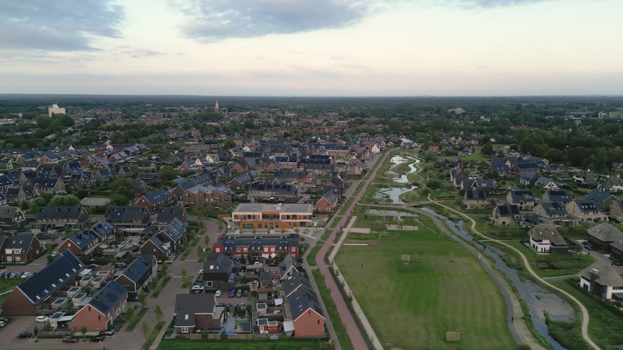 네덜란드 의 니저크 시 의 주거 지역 과 자연 공원 의 드론 촬영