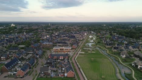 Drohnenaufnahme-Eines-Wohngebiets-Der-Stadt-Nijkerk-In-Den-Niederlanden-Mit-Einem-Naturpark