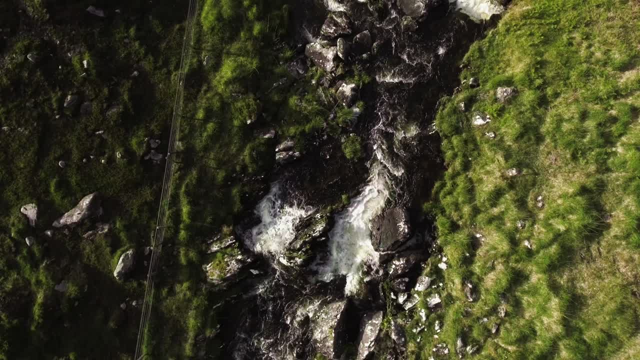 fotografía aérea de un pequeño río, paisajes y naturaleza en irlanda