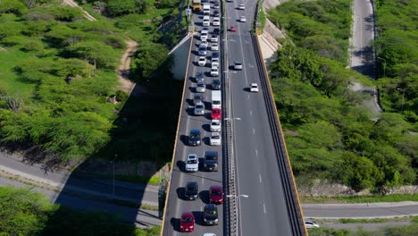 el tráfico se ralentizó en un lado de la autopista mientras fluye libremente en la carretera adyacente, puente queen juliana, willemstad curacao