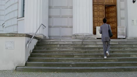 mujer subiendo las escaleras de un edificio de la iglesia