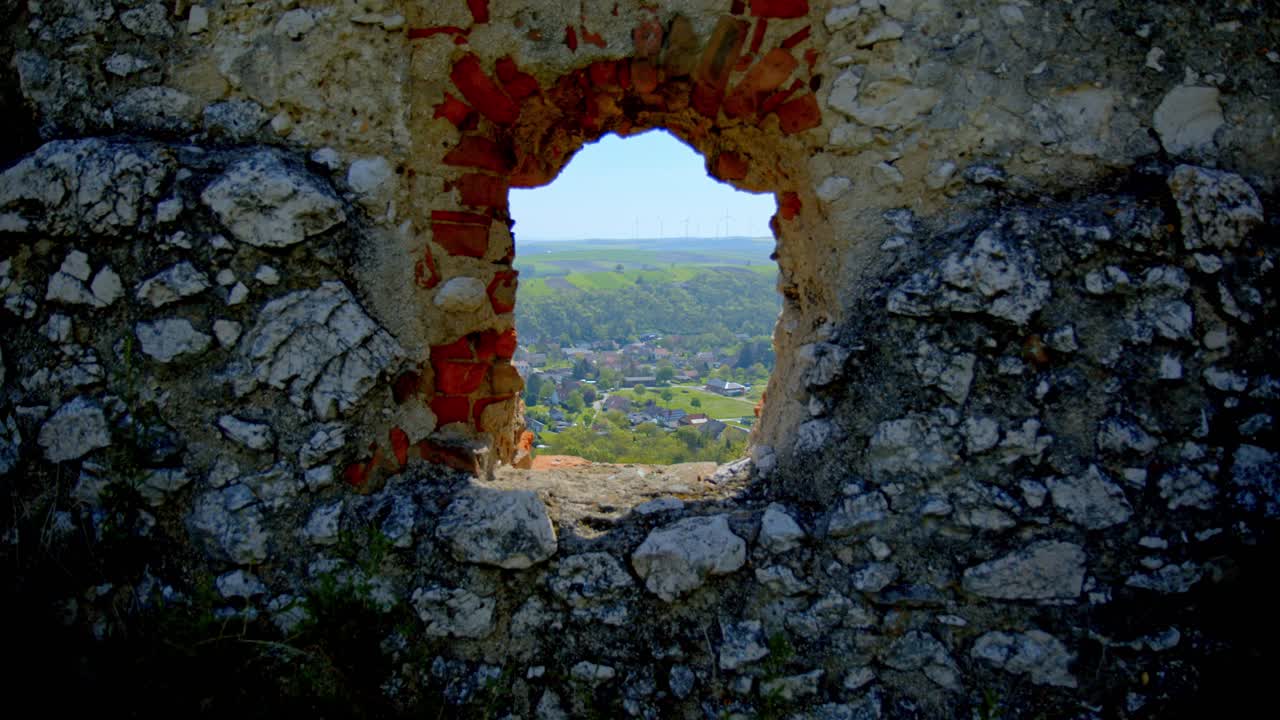 오스트리아 에 있는 슈타츠 성 의 창문 에서 볼 수 있는 마을 집 과  ⁇