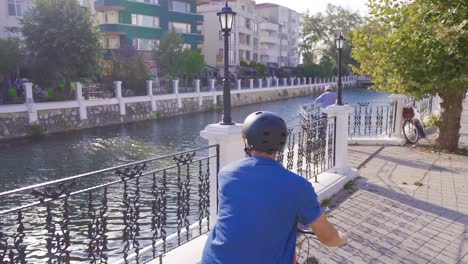 Radfahren-Auf-Der-Straße.