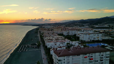 Strandresort-Bei-Sonnenuntergang-Am-Tropischen-Strand-Von-Spanien