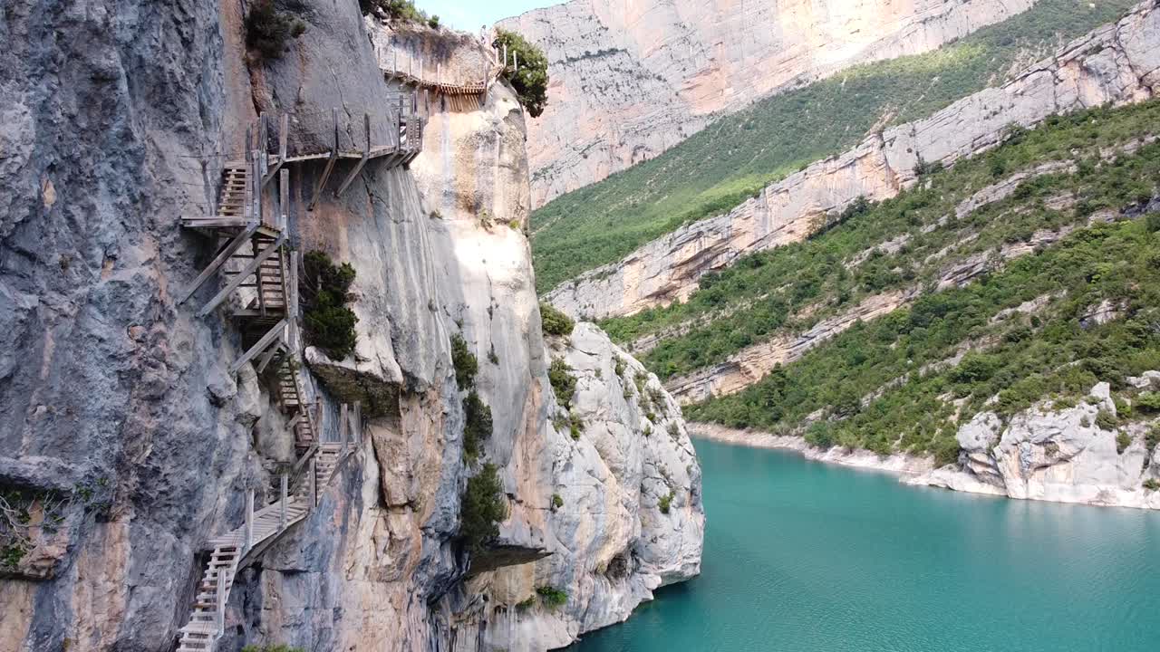 congost de mont rebei canyon, catalonia and aragon, north spain의 pasarelas de montfalco - 가파른 절벽을 따라 위험한 계단과 등산로의 공중 드론 전망