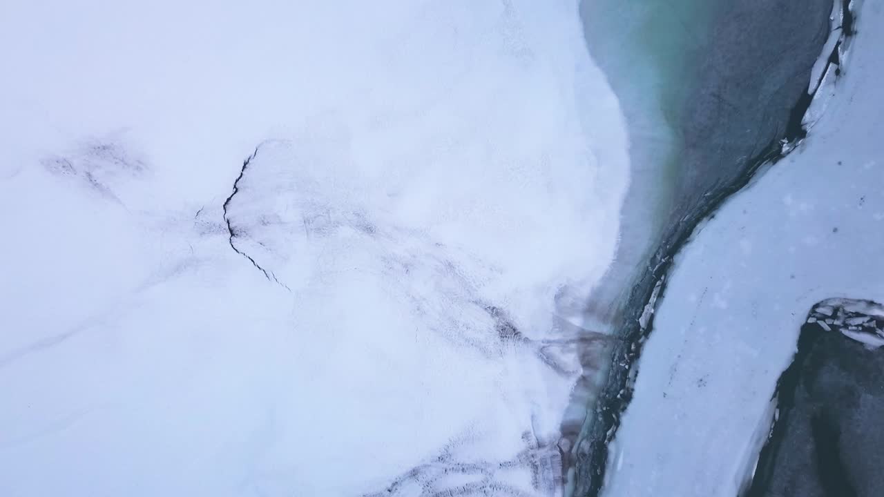 drone se eleva sobre un lago congelado en suiza