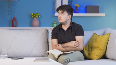 책을 읽는 동안 목소리를 듣고 있다고 생각하는 겁쟁이.