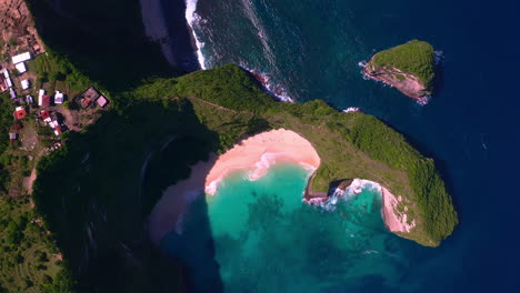 Kelingking-beach-in-shape-of-T-rex-on-coast-of-Nusa-Penida,-Indonesia