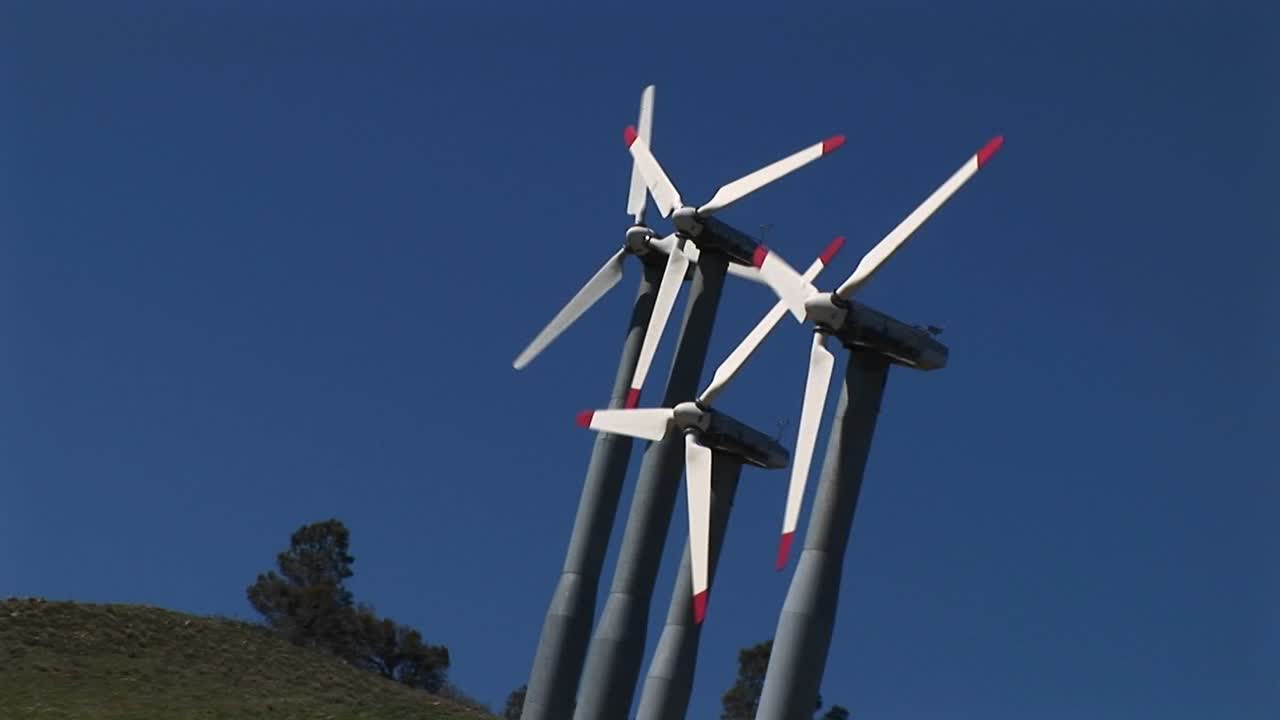 tiltshot de cuatro aerogeneradores que generan energía en tehachapi california