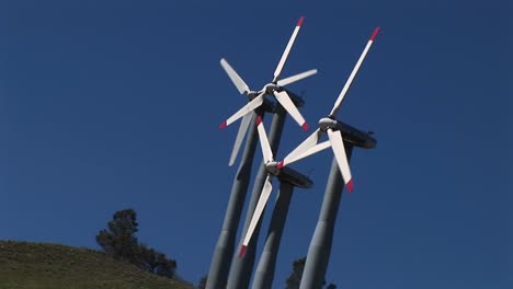 tiltshot de cuatro aerogeneradores que generan energía en tehachapi california