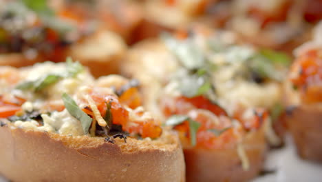 Cerrar-Brochetas-De-Pan-Tostado-Con-Tomate,-Ajo,-Cebolla,-Dieta-Mediterránea,-Carbohidratos