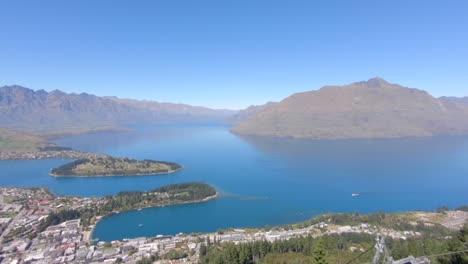 large panoramique de queenstown et du lac wakatipu avec les montagnes en arrière-plan, queenstown, nouvelle-zélande