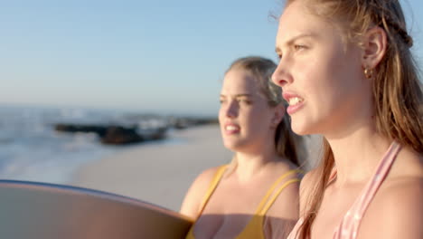 Una-Pareja-Caucásica-Disfruta-De-Un-Día-Soleado-En-La-Playa,-Con-Espacio-Para-Copiar