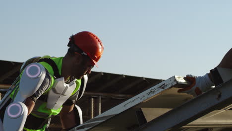 trabajador de la construcción con exoesqueleto