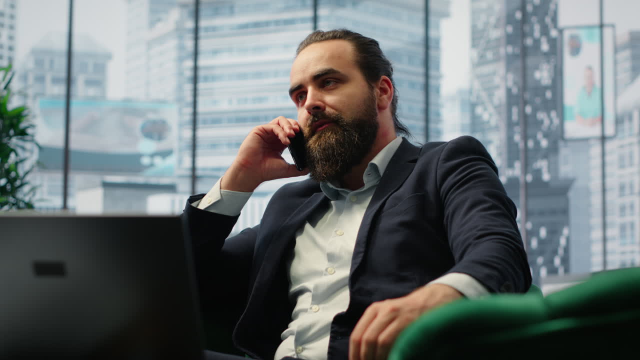 Video verticale. Direttore impegnato in una discussione telefonica di alto livello con un broker finanziario.