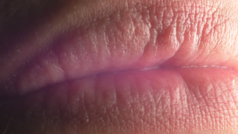 tiro macro de boca caucásica, cerrar labios y dientes