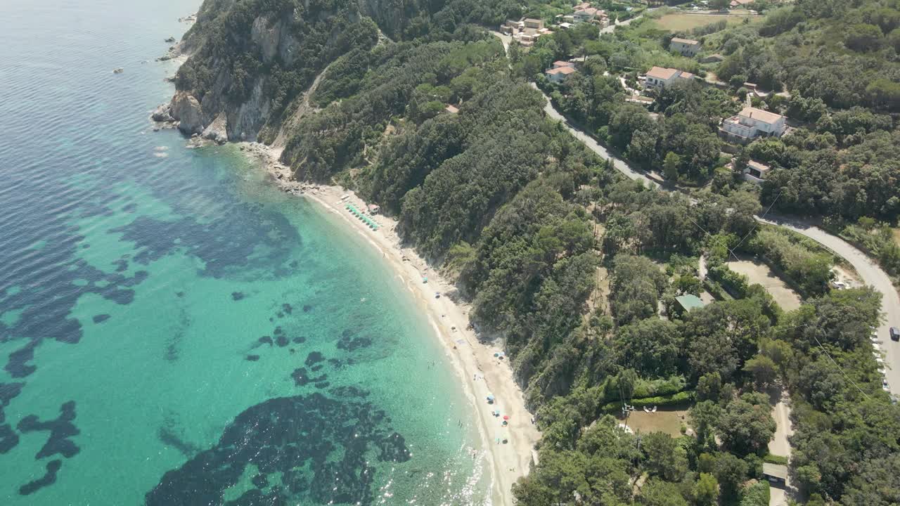 vista aérea de una plaza en la isla de elba en italia mar mediterráneo transparente azul verde turquesa
