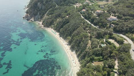 Vista-Aérea-De-Una-Plaza-En-La-Isla-De-Elba-En-Italia-Mar-Mediterráneo-Transparente-Azul-Verde-Turquesa